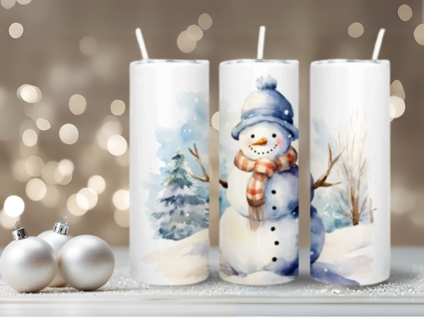 Thermobecher mit einem winterlichen Schneemann-Aquarell-Design. Der Becher zeigt einen Schneemann mit blauem Hut und kariertem Schal, umgeben von verschneiten Bäumen und einer Winterlandschaft. Perfekt für heiße und kalte Getränke, mit 590 ml Fassungsverm